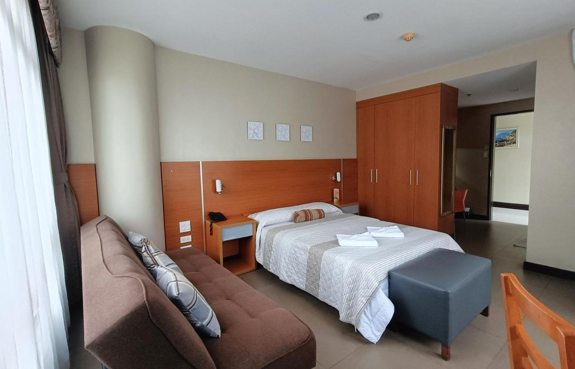 Fuente Oro Business Suites Cebu Powered By Cocotel Esterno foto