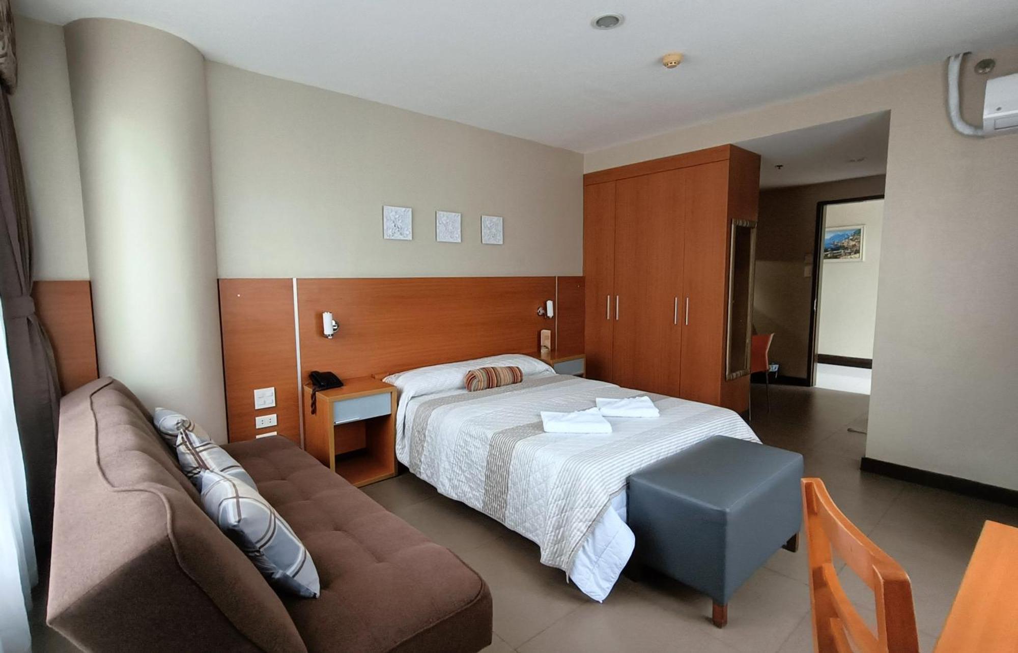 Fuente Oro Business Suites Cebu Powered By Cocotel Esterno foto