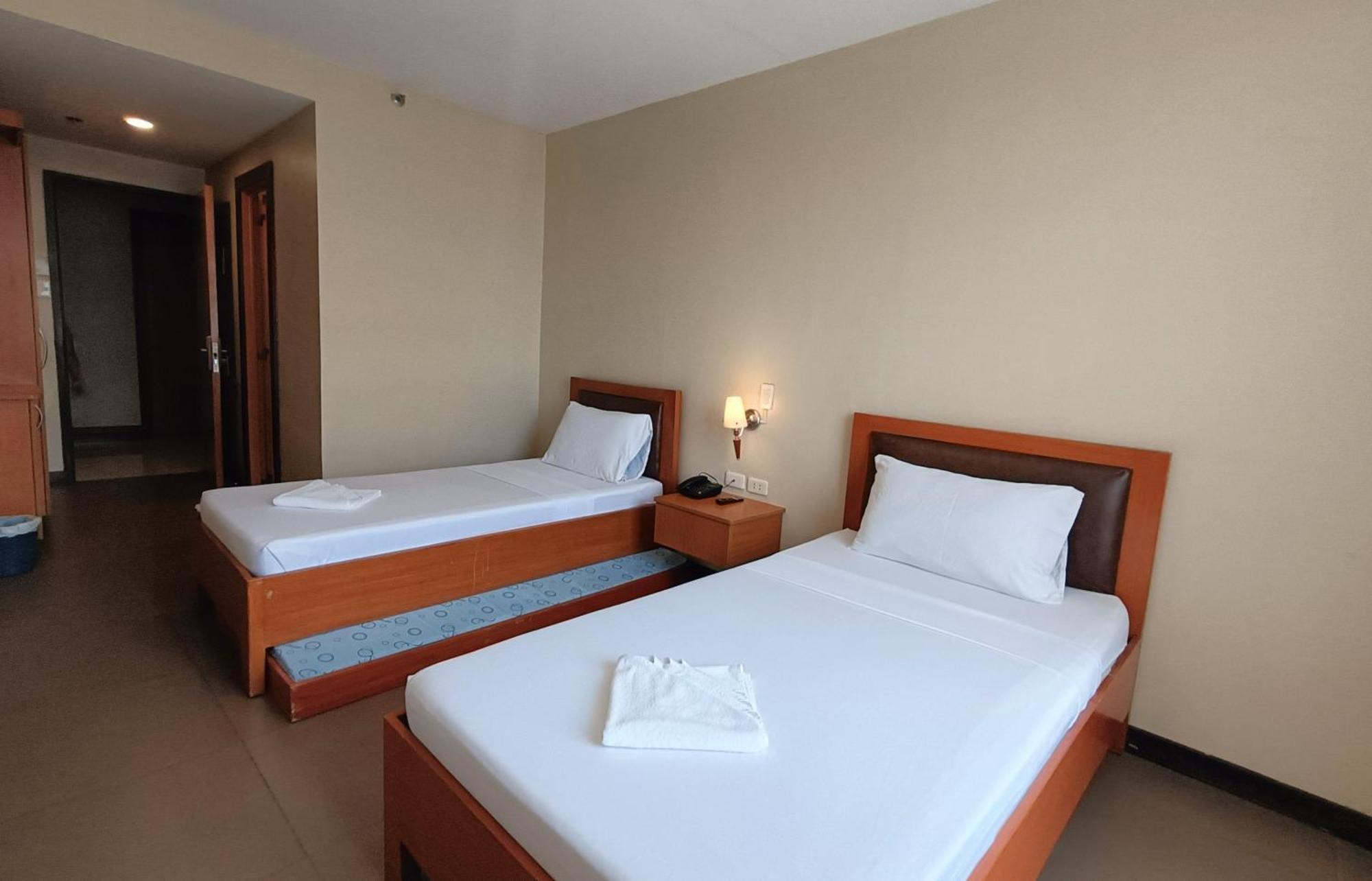 Fuente Oro Business Suites Cebu Powered By Cocotel Esterno foto