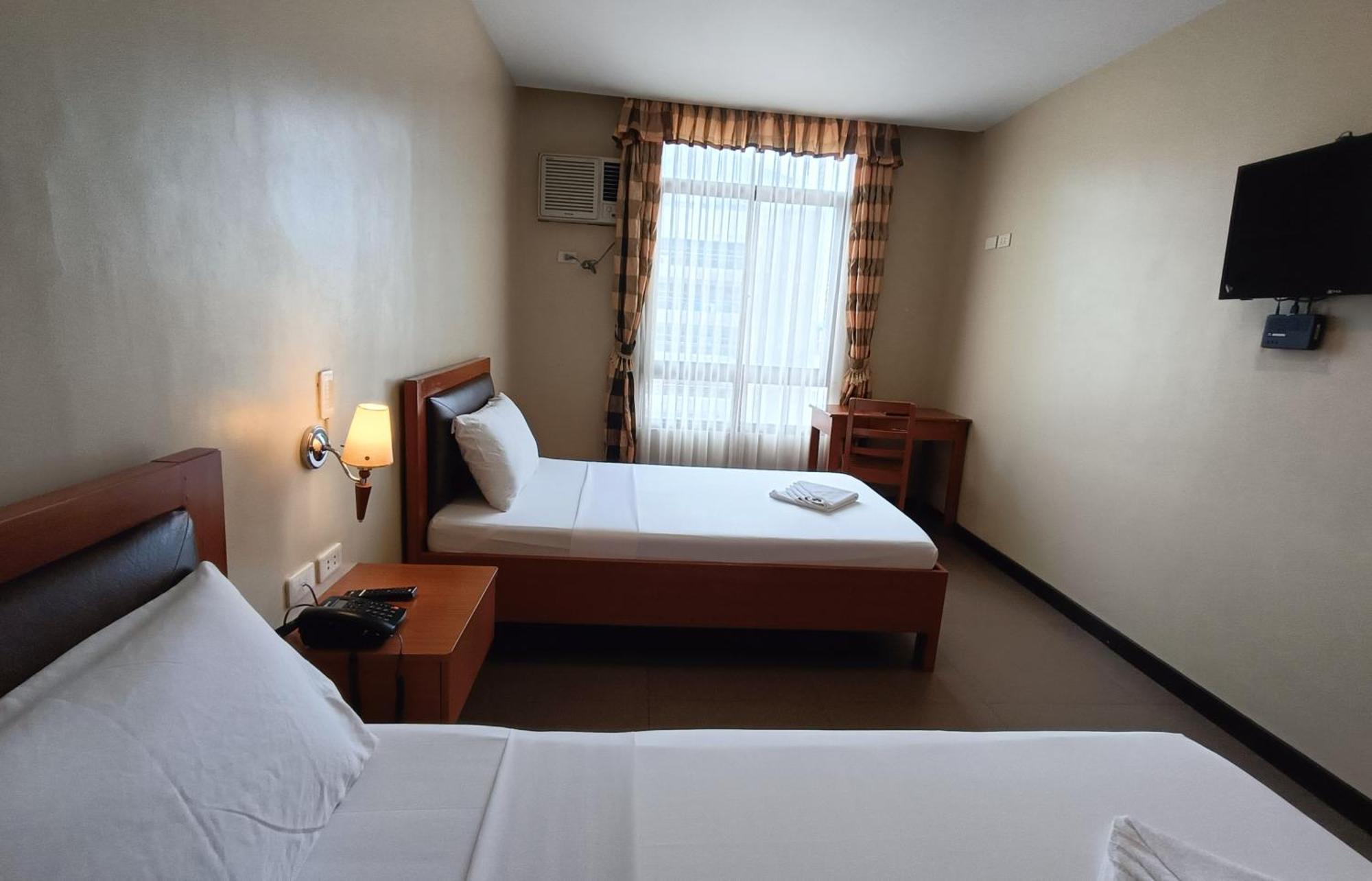 Fuente Oro Business Suites Cebu Powered By Cocotel Esterno foto