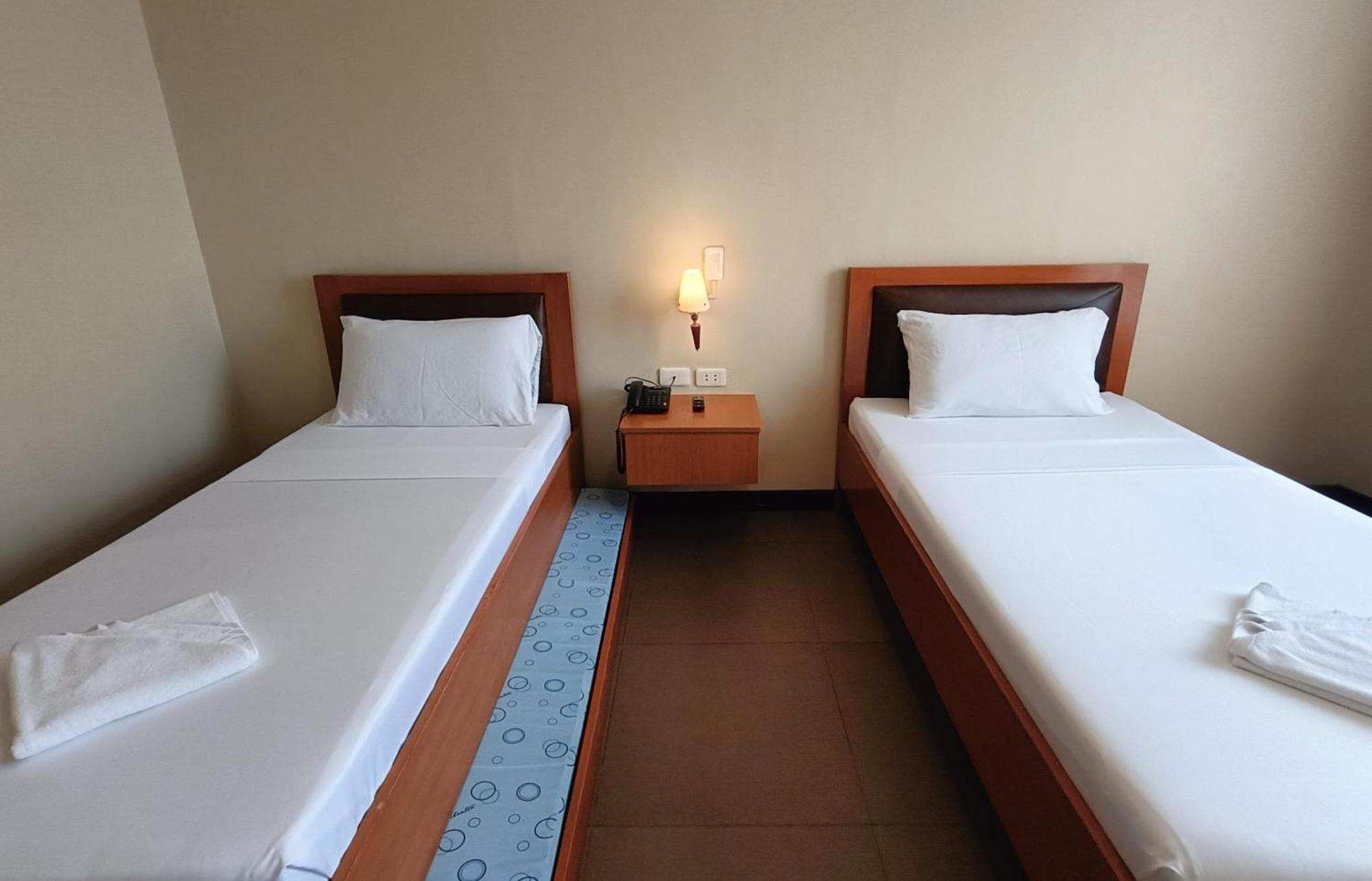 Fuente Oro Business Suites Cebu Powered By Cocotel Esterno foto