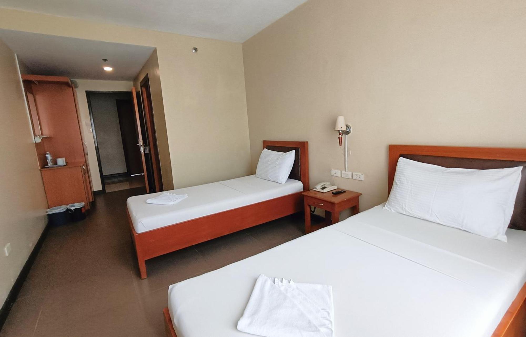 Fuente Oro Business Suites Cebu Powered By Cocotel Esterno foto